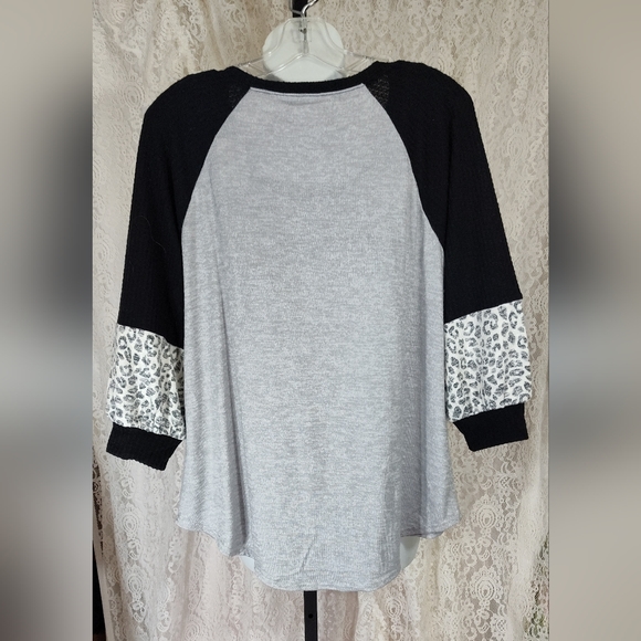 Fall Hello Gourdeous knit top gray Black size L. NWT - Picture 2 of 4